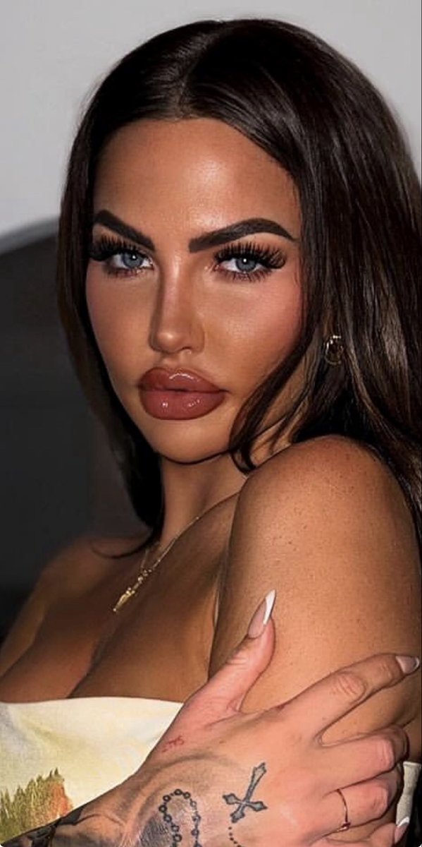 dev_oted's tweet photo. Beauty that lures you in. Her gaze pierces the very depths of your soul. Once you’re ensnared your ruination is only a matter of time. An inevitability. A journey that @goddessavara will lead you on without a care for the destruction left in Her wake. Dare you follow? SEND! https://t.co/rLJBJZWsxB