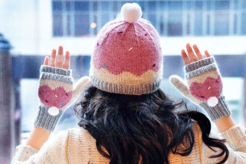 knithacker's tweet photo. These Knit Cupcake Beanies Are Deeee-lightful! Patterns? Yes! 👉 https://t.co/WY3vUg6ruh #knitting #handmade 🧁 https://t.co/sLK7aigsCl