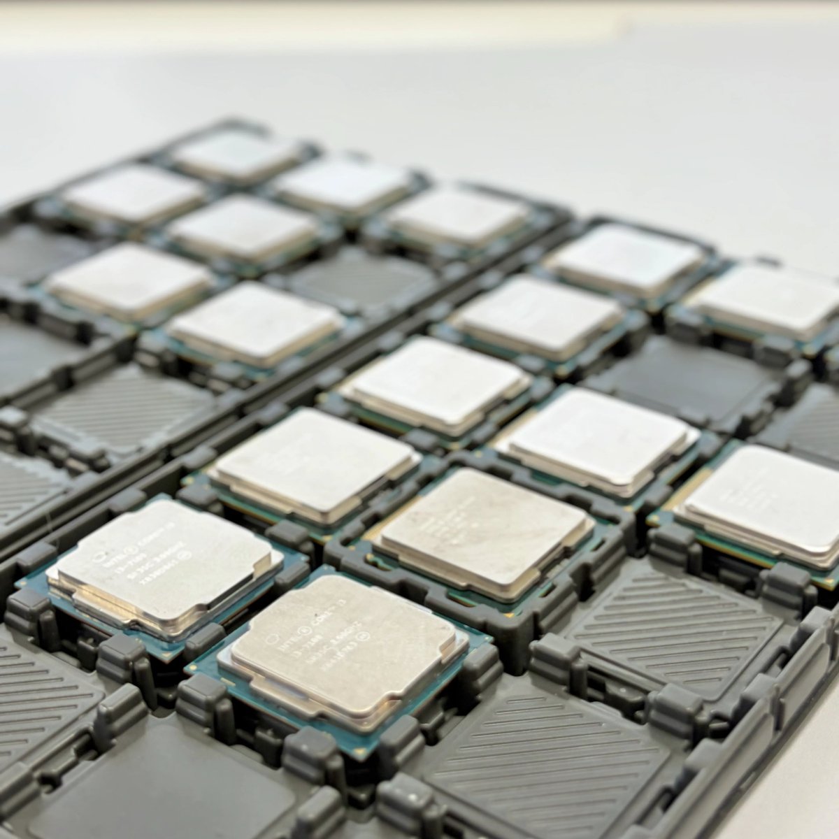 ReFlexPC's tweet photo. ＼PCパーツあります／

「○○のCPU、ないかな」
「この規格のメモリ探してる」

……そんな方、いませんか？

気になるパーツがあれば
コメント・DMで気軽に声掛けください！

すぐに在庫確認します💻

#PCパーツ #自作PC #ジャンク
#CPU #メモリ https://t.co/MGvcZPOITh