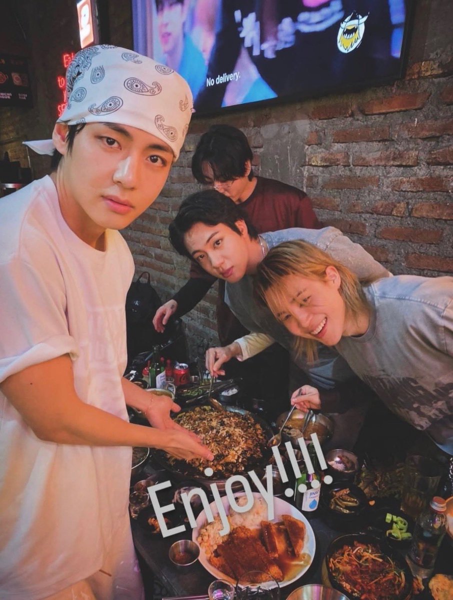 minhoadickted's tweet photo. seungmin de fondo, en efecto...
él pavimentó la industria entera https://t.co/YEiDZ4W0V1