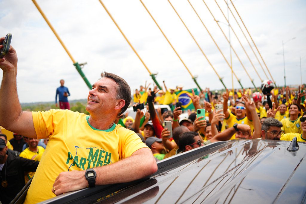ocafezinho's tweet photo. ⚖️ FLÁVIO BOLSONARO MENTE AO LIGAR FUNDOS DE PENSÃO AO BANCO MASTER

A acusação é categoricamente mentirosa. Na entrevista a Renata Lo Prete, na TV Globo, o candidato disse que a Previ e a Funcef aplicaram no banco de Daniel Vorcaro. A jornalista o corrigiu no ar, e não existe confirmação nem na Polícia Federal, nem no Ministério Público, nem na Justiça.

Os fundos de pensão do Banco do Brasil e da Caixa nunca aplicaram um real no Master. Quem aplicou foram entidades vinculadas a governos e prefeituras aliados de Flávio Bolsonaro, do PL e de partidos que o apoiam, como os governos de Cláudio Castro, no Rio, e de Ibaneis Rocha, no Distrito Federal, do MDB da ala ligada ao bolsonarismo.

A Previc, reguladora do sistema, fecha a conta. Nenhuma das 265 entidades fechadas de previdência complementar tinha aplicação no Master. Foram poupados R$ 1,3 trilhão de recursos de trabalhadores.

O rombo apareceu onde faltou controle. Mais de R$ 2 bilhões saíram de reservas de servidores de estados e municípios, apontam a PF e relatórios do Banco Central. O BRB, sozinho, acumula rombo estimado em R$ 12 bilhões.

A análise é de Guilherme Lacerda, ex-presidente da Funcef, e de Ricardo Berzoini, ex-ministro da Previdência.