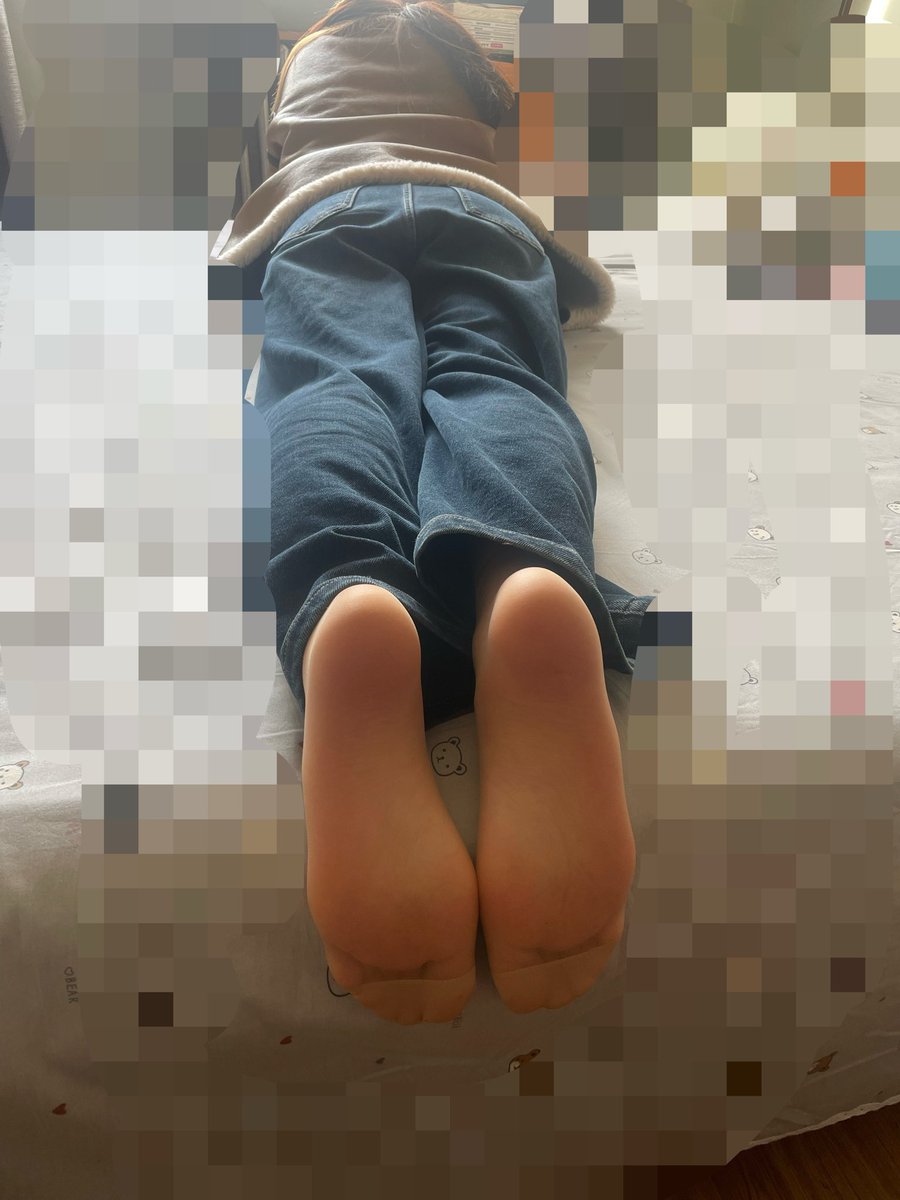 Lzkr666's tweet photo. 等待⌛️被偷玩的女大学生
寒假兼职的大四女学生！
已经实习了，是个老师，
果然穿上丝袜的嫩脚，就是美
那我岂能不享受？
#恋足 #玩脚 #丝袜脚 #女大学生 #足交 https://t.co/O1LFkJbAlh