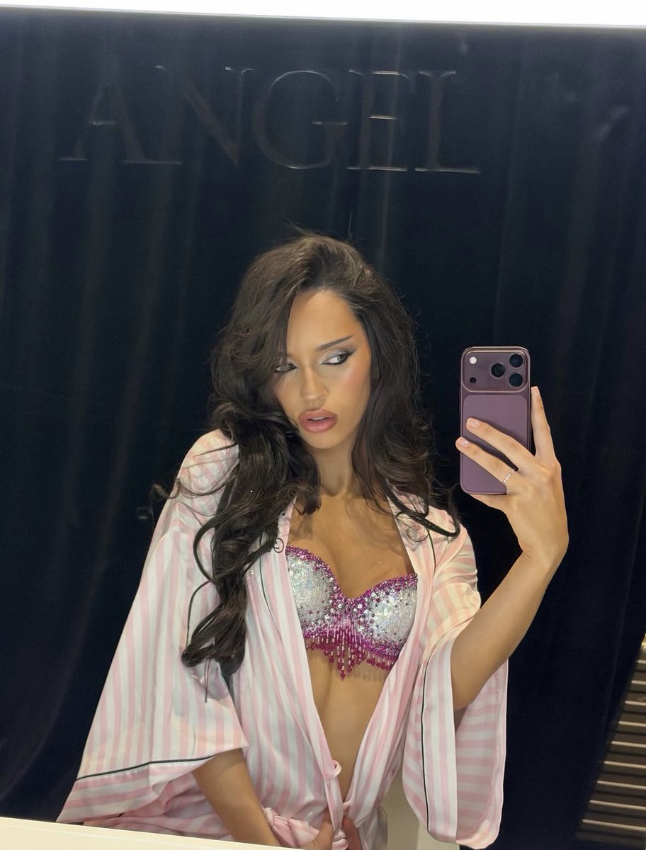 danielarepitas2's tweet photo. im always begging her to post and then she posts and my hands start shaking i have trouble breathing my vision becomes blurry my heartbeat switches organs https://t.co/FGittt0Us1
