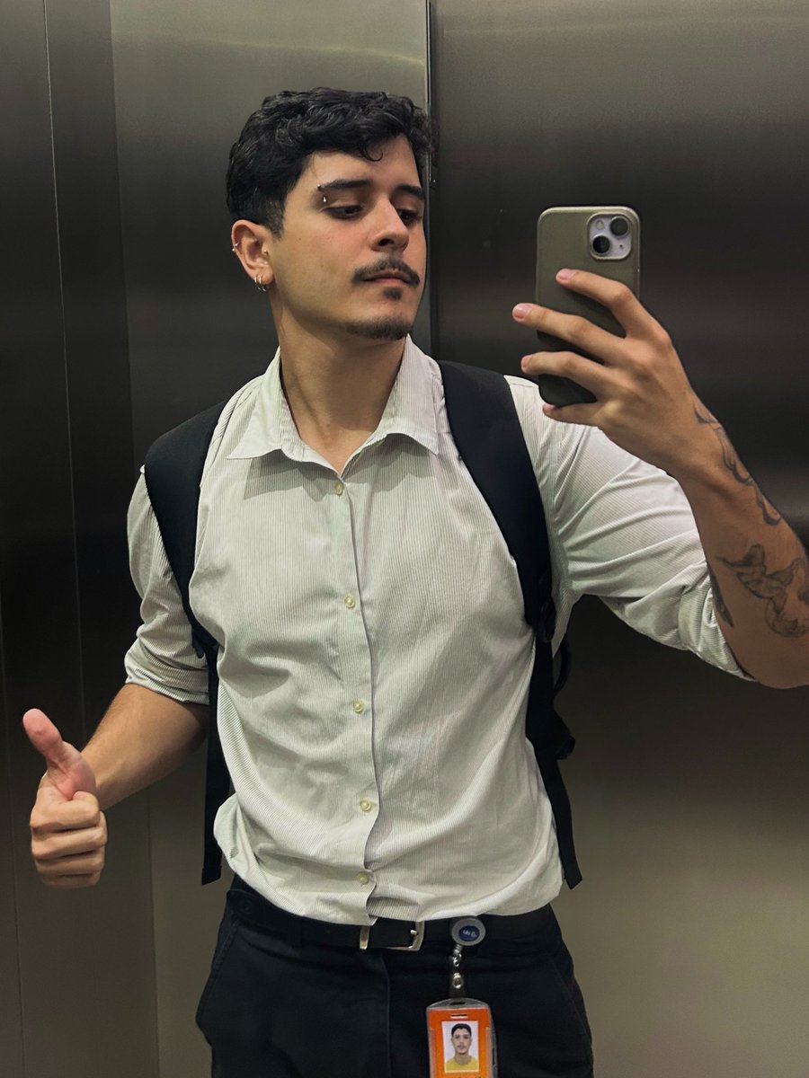 caldeirx's tweet photo. não podendo fazer o L em ambiente corporativo, fui trabalhar de calcinha vermelha https://t.co/GKdnBZx019