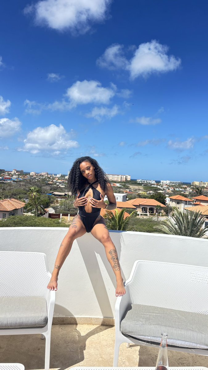 AviKaior's tweet photo. Little miss skinny btch 😘🇦🇼 https://t.co/tStBGdrsL0