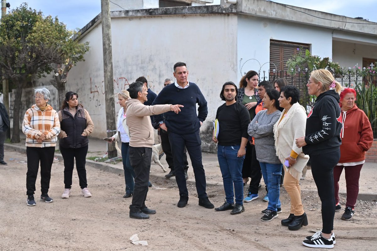 miguelsiciliano's tweet photo. DIÁLOGO CON LOS VECINOS DE PATRICIOS ESTE

No siempre lo planificado con las obras sale según lo esperado y soy un convencido de que ante estas situaciones hay que estar en el barrio, poner la cara, tratar de dar soluciones y escuchar, aún cuando lo que uno escucha no es exactamente algo alentador o positivo.

Hoy fuimos a Patricios Este y los vecinos tienen razón. Las obras se demoraron mucho y trajeron problemas en todo el barrio. Junto a autoridades municipales caminamos las calles, detallamos todos y cada uno de los problemas y nos trazamos un plan de acción. Estoy convencido de que en poco tiempo esto será solo un mal recuerdo y que este sector de la ciudad va a poder decir con orgullo que tiene la obra de cloacas terminada y el asfalto listo en todas sus calles.

Gracias por el respeto, por la confianza y por entender que la única manera de salir adelante en tiempo difíciles es estando juntos.

#HacerParaCrecer #Córdoba #PatriciosEste