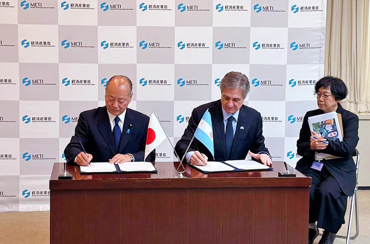 MinEconomia_Ar's tweet photo. EL MINISTERIO DE ECONOMÍA ARGENTINO Y EL MINISTERIO DE ECONOMÍA, COMERCIO E INDUSTRIA DE JAPÓN FIRMARON DOS ACUERDOS DE COOPERACIÓN EN ENERGÍA Y MINERÍA

El viceministro de Economía, @JoseLuisDazaAR, junto al ministro de Estado del @METI_JPN, Takagi Kei, firmaron dos Memorandos de Entendimiento para fortalecer la seguridad energética, avanzar en la transición energética e impulsar las inversiones en minería en nuestro país.

El primer acuerdo contempla áreas de cooperación como el hidrógeno y el amoníaco, el GNL, el petróleo y sus derivados, las energías renovables y la eficiencia energética. También prevé asistencia técnica, intercambio de información y buenas prácticas, y actividades destinadas a fomentar nuevas inversiones.

El segundo Memorando busca promover oportunidades de inversión y colaboración en el sector minero argentino, con foco en el litio, el cobre y sus respectivas cadenas de valor.

Estos acuerdos fortalecen la relación bilateral y consolidan a ambos países como socios estratégicos para el desarrollo de proyectos de inversión. 

🇦🇷🤝🇯🇵