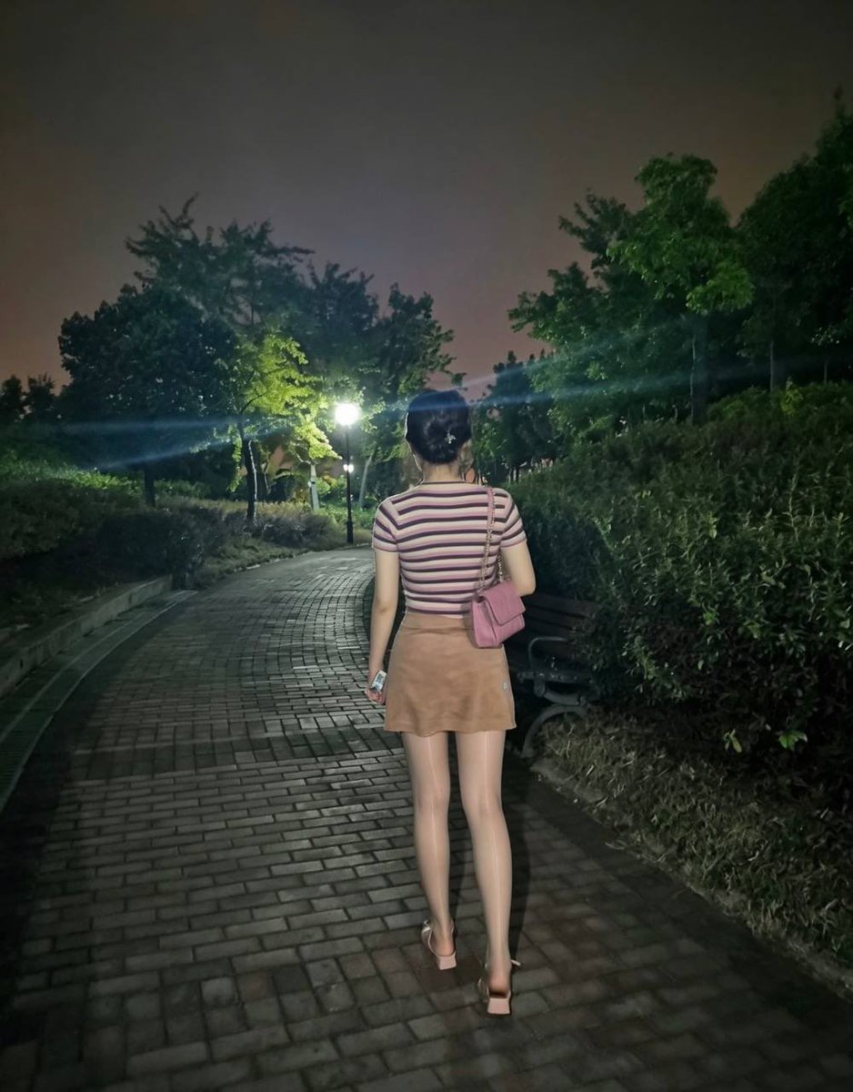 Hanlaoshiqxgn's tweet photo. 晚上散步是我最喜欢的事，白天在学校说了太多的话，晚上就不要和我说什么了，安安静静的陪着我走一段就好。 https://t.co/ZOJOb9yHYi