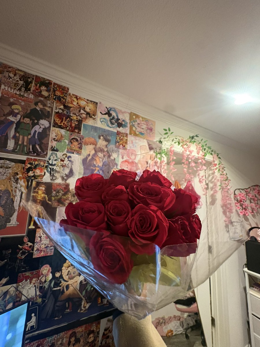 d0llsizddd's tweet photo. he also got me roses🥲🥲🥲🥲 https://t.co/FzJCpvMzaY