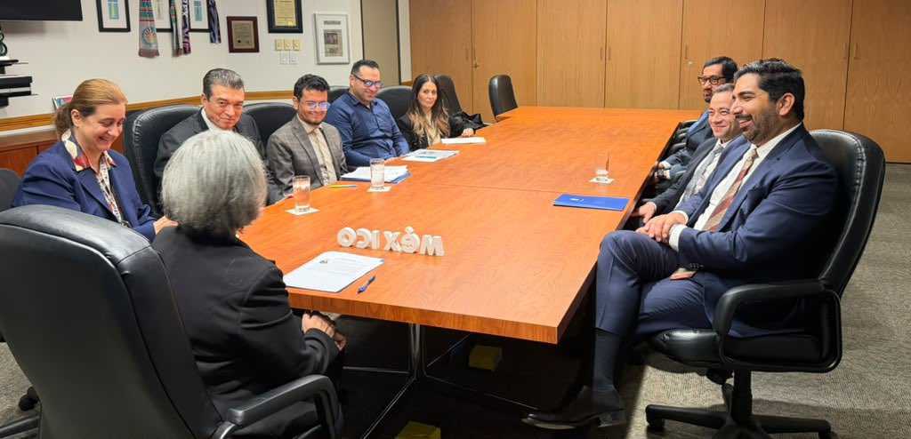 robertolazzeri's tweet photo. Me encuentro en Miami, Florida, desarrollando una agenda de trabajo para fortalecer los vínculos económicos, comerciales y de cooperación con esta importante región de Estados Unidos.

En este marco, sostuve una productiva reunión con @MayorDaniella, alcaldesa del condado de Miami-Dade, para explorar nuevas oportunidades de colaboración en inversión, comercio y desarrollo económico.

Miami es un punto estratégico de conexión entre México, Estados Unidos y América Latina. Su infraestructura logística y financiera ofrece grandes oportunidades para fortalecer nuestras cadenas de suministro y atraer inversiones.

También conversamos sobre la importancia de nuestra comunidad mexicana y su contribución al dinamismo económico y social del sur de Florida.