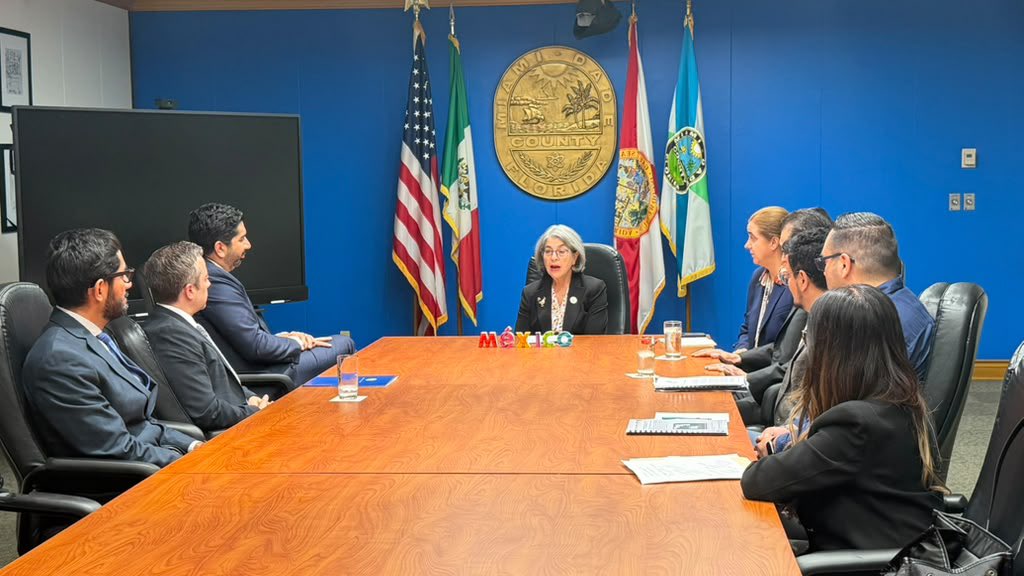 robertolazzeri's tweet photo. Me encuentro en Miami, Florida, desarrollando una agenda de trabajo para fortalecer los vínculos económicos, comerciales y de cooperación con esta importante región de Estados Unidos.

En este marco, sostuve una productiva reunión con @MayorDaniella, alcaldesa del condado de Miami-Dade, para explorar nuevas oportunidades de colaboración en inversión, comercio y desarrollo económico.

Miami es un punto estratégico de conexión entre México, Estados Unidos y América Latina. Su infraestructura logística y financiera ofrece grandes oportunidades para fortalecer nuestras cadenas de suministro y atraer inversiones.

También conversamos sobre la importancia de nuestra comunidad mexicana y su contribución al dinamismo económico y social del sur de Florida.