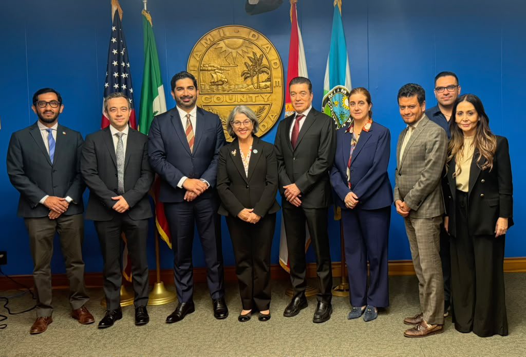 robertolazzeri's tweet photo. Me encuentro en Miami, Florida, desarrollando una agenda de trabajo para fortalecer los vínculos económicos, comerciales y de cooperación con esta importante región de Estados Unidos.

En este marco, sostuve una productiva reunión con @MayorDaniella, alcaldesa del condado de Miami-Dade, para explorar nuevas oportunidades de colaboración en inversión, comercio y desarrollo económico.

Miami es un punto estratégico de conexión entre México, Estados Unidos y América Latina. Su infraestructura logística y financiera ofrece grandes oportunidades para fortalecer nuestras cadenas de suministro y atraer inversiones.

También conversamos sobre la importancia de nuestra comunidad mexicana y su contribución al dinamismo económico y social del sur de Florida.
