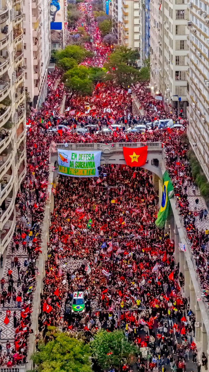 LulaOficial's tweet photo. Porto Alegre, vocês emocionaram o Brasil! ❤️🇧🇷

Que caminhada linda, cheia de energia, esperança e amor pelo nosso país! É emocionante ver tanta gente nas ruas, de mãos dadas, acreditando na democracia e sonhando com um Brasil cada vez melhor.

Essa força vem do povo. E é com ela que vamos seguir em frente, construindo o futuro que o Brasil merece.

Bora, Brasil! 

Estamos juntos, e vamos juntos até a vitória!

📸 @ricardostuckert