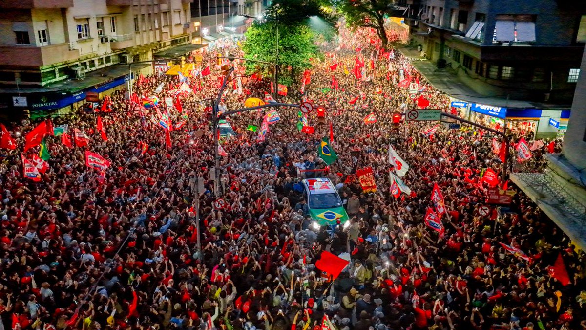LulaOficial's tweet photo. Porto Alegre, vocês emocionaram o Brasil! ❤️🇧🇷

Que caminhada linda, cheia de energia, esperança e amor pelo nosso país! É emocionante ver tanta gente nas ruas, de mãos dadas, acreditando na democracia e sonhando com um Brasil cada vez melhor.

Essa força vem do povo. E é com ela que vamos seguir em frente, construindo o futuro que o Brasil merece.

Bora, Brasil! 

Estamos juntos, e vamos juntos até a vitória!

📸 @ricardostuckert