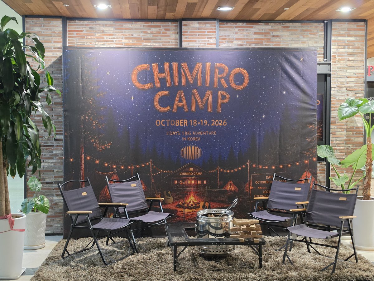 agzak's tweet photo. #CHIMIRO #CAMP #치미로캠프🔥
이렇게 재미질 일인가⁉️
비가왔지만 웰컴키트에 후드티와 우비
덕분에 빗소리 들으며 바베큐🥩 맛나게~
한밤중에 깜짝방문해서 안주 삥뜯어 간 보컬오빠와
진짜 벨튀하시려다 맥주 얻어가신 최감독님 ㅋㅋㅋ
멤버들도 모두 즐거운 밤 되셨으리라 믿어 의심치 않습니다❣️ https://t.co/3QCuNRMV2i