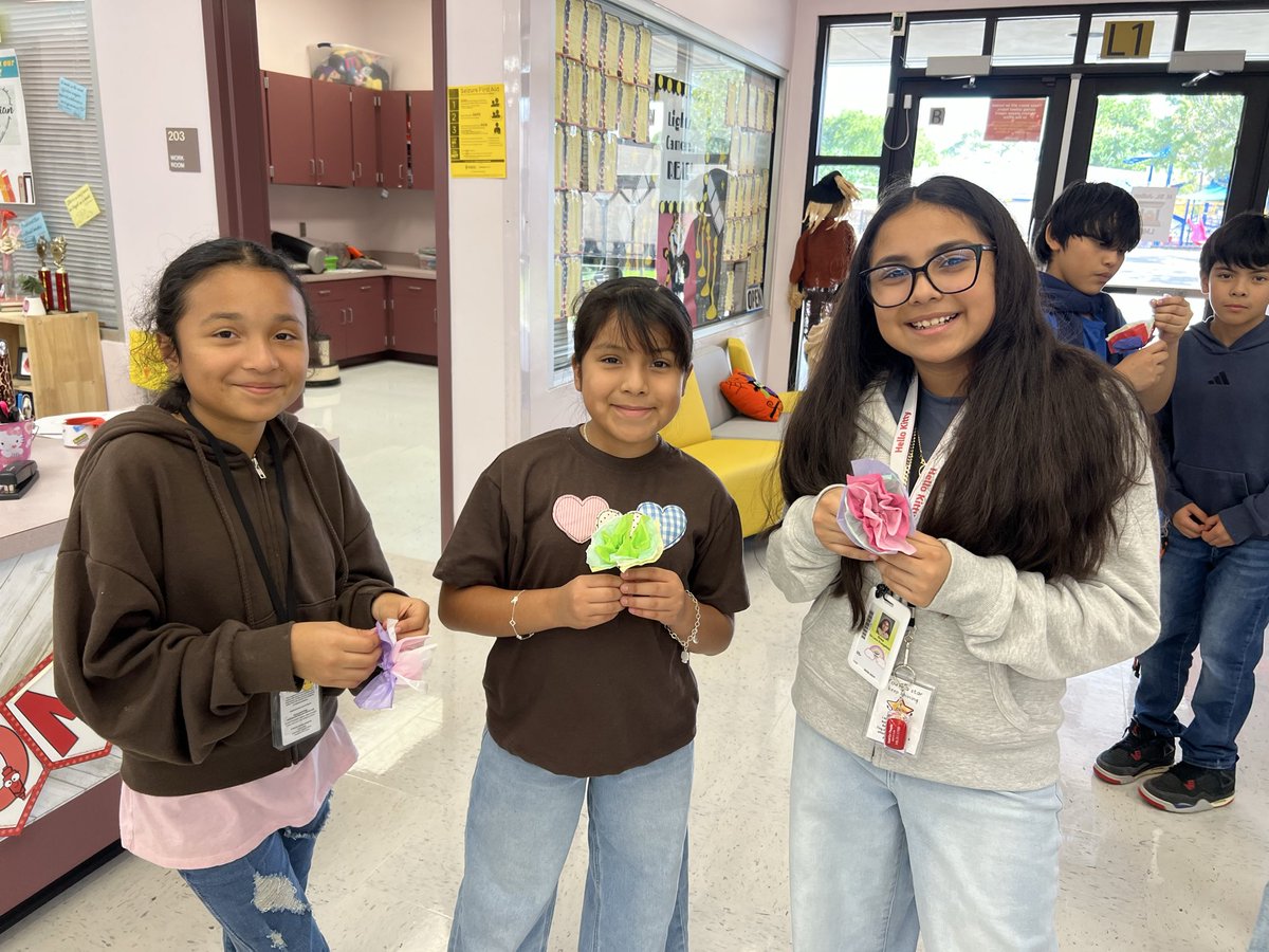 TigersLMCAldine's tweet photo. 🎉We can’t wrap up Hispanic Heritage Month without playing Lotería and creating beautiful Spanish flowers! 🌺 Our Tigers celebrated through fun, culture, and creativity in the library! ���❤️💚🤍🪇@Thompson_Aldine @aldinelibraries @AldineISD #HispanicHeritageMonth #ChooseAldine https://t.co/c14URMgWb1