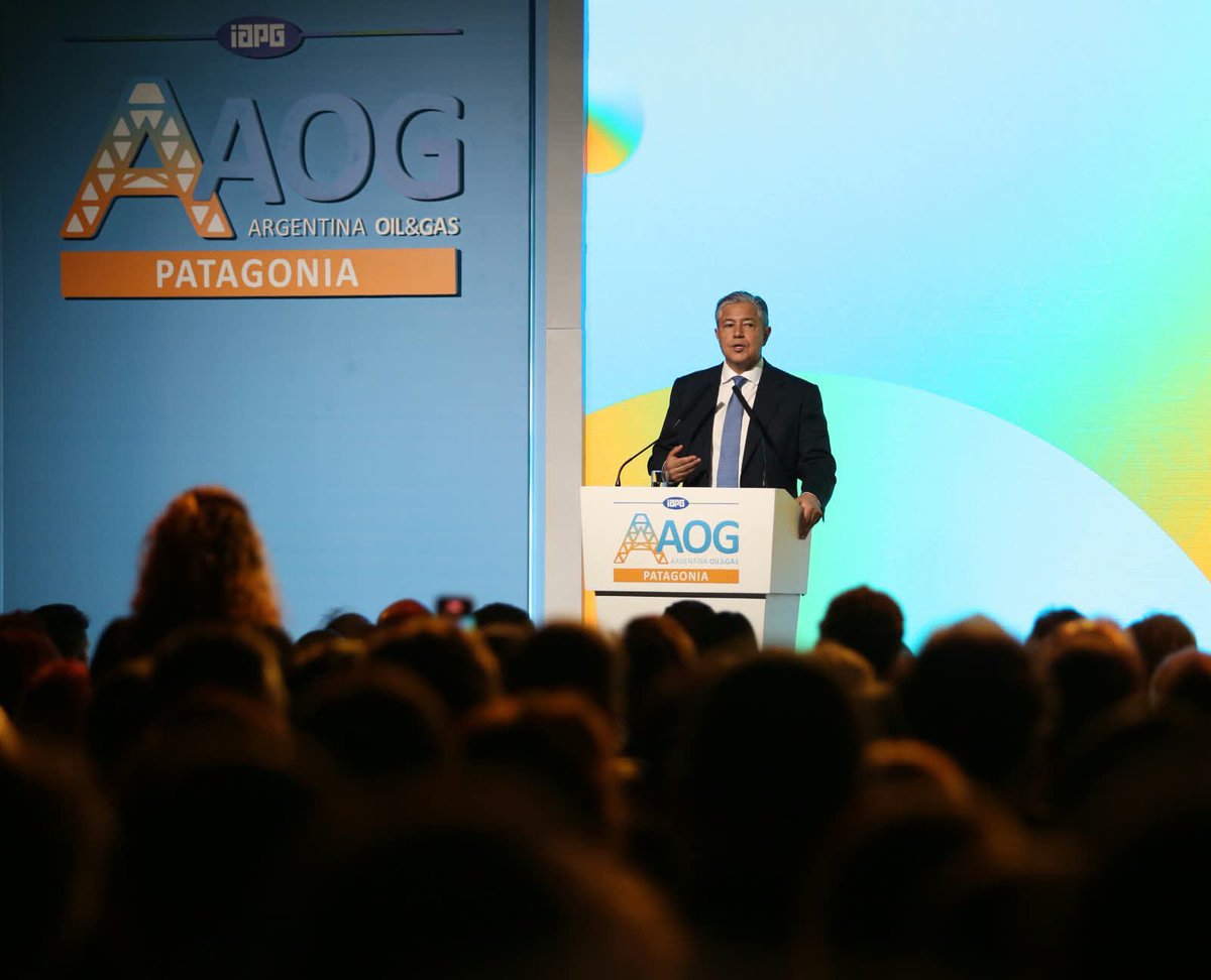 pepeousset's tweet photo. Junto al gobernador Rolando Figueroa participamos de la apertura de la Argentina Oil & Gas Patagonia 2026.

Vaca Muerta representa una oportunidad histórica para Neuquén y para el país. El desafío es transformar ese crecimiento en desarrollo y bienestar para nuestra gente. #AOG2026