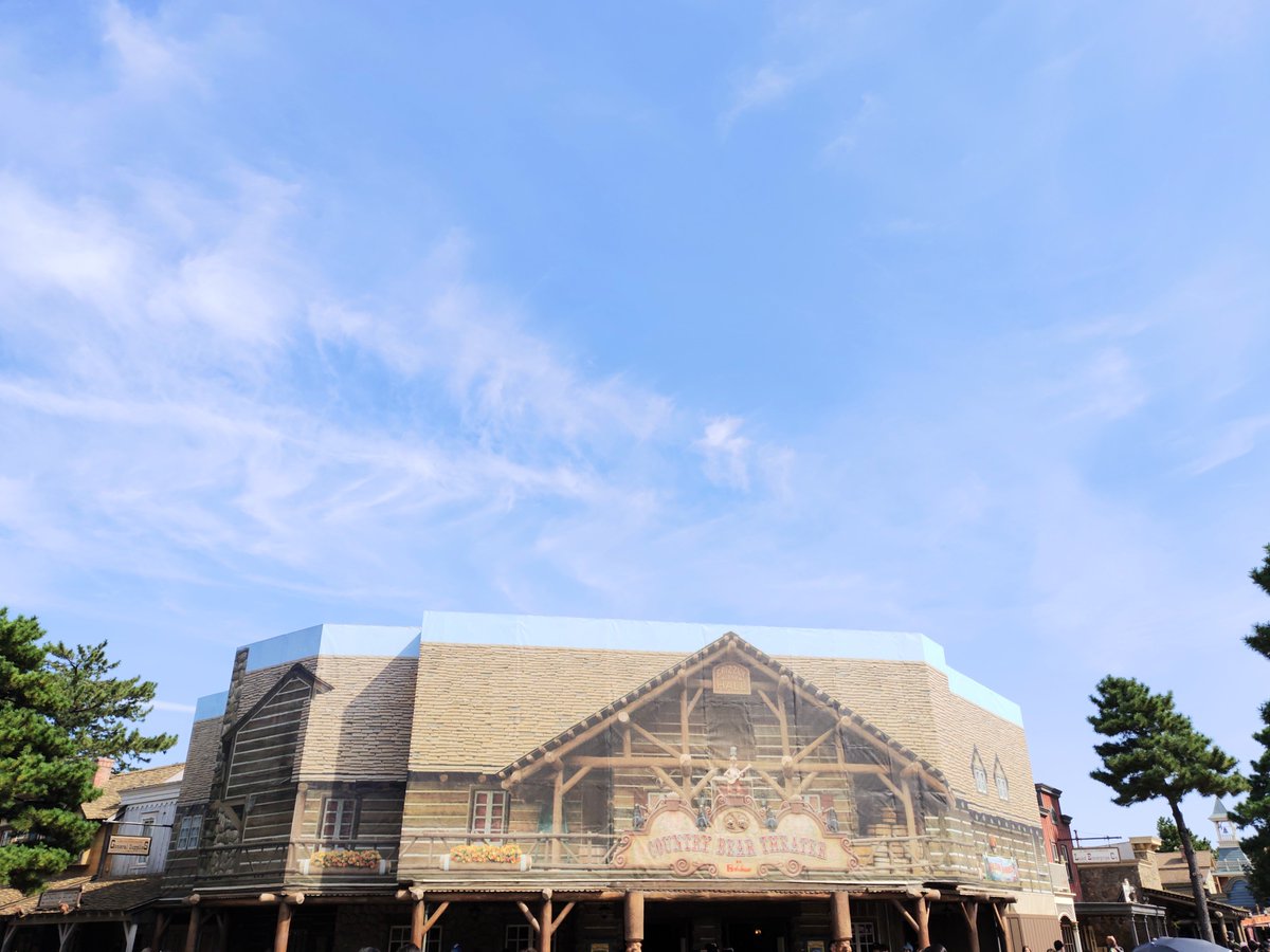 dona_daisy21's tweet photo. ランド全体でメンテ中🚧リフレッシュメントのイスがあった場所が壁で、カリブ方向への通路が狭く双方移動があるから🌭セット買ったあとかなり大変でした😅
計画的で仕方ないけど、ハロウィン🎃時期の通り抜けできないのは、ショー後の大移動含めてすこーし大変だったな〜😶 #tdr_now https://t.co/NsuMqRcRJp