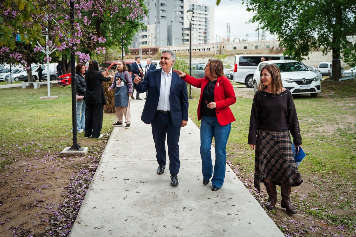 gobdecordoba's tweet photo. 🦾 En #Córdoba seguimos ampliando el acceso a la #tecnología para construir una sociedad más inclusiva.

🤖 El gobernador @MartinLlaryora encabezó la entrega de 405 herramientas tecnológicas destinadas a favorecer la autonomía, la #educación y la inserción laboral de personas con #discapacidad de toda la provincia.

📱 Los equipos facilitan el acceso a textos, documentos e información en distintos formatos, y acompañan las actividades cotidianas, educativas y laborales.

#HacerParaCrecer