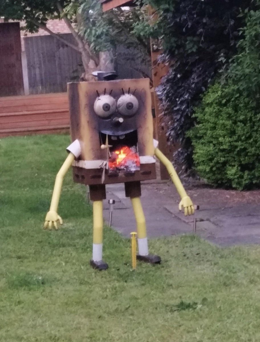 Lizard_bread's tweet photo. I’m not sure if I’m the only one who knew this, but the SpongeBob furnace you’ve all seen before was never actually a furnace, it was a wood burner!

There’s a second image of it where it’s clean https://t.co/twMIBDv7E0