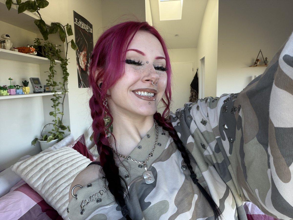 hazelnutsonyouu's tweet photo. Rare photo of me smiling https://t.co/jiyuvBSdCN