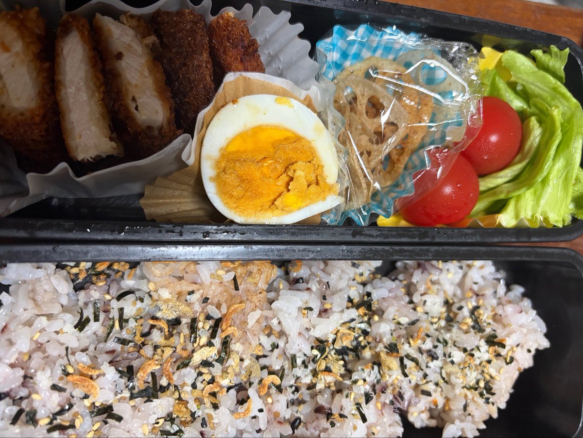 h1s3z5's tweet photo. 今日のお弁当🍱
・グリーンカレー
　チキンティッカ
　ナン
　色んな国のコラボ飯

・トンカツ弁当🍱

・トンカツサンド

三者三様なお弁当
#ごちゃごちゃ弁当 https://t.co/FgJhNaPFGd