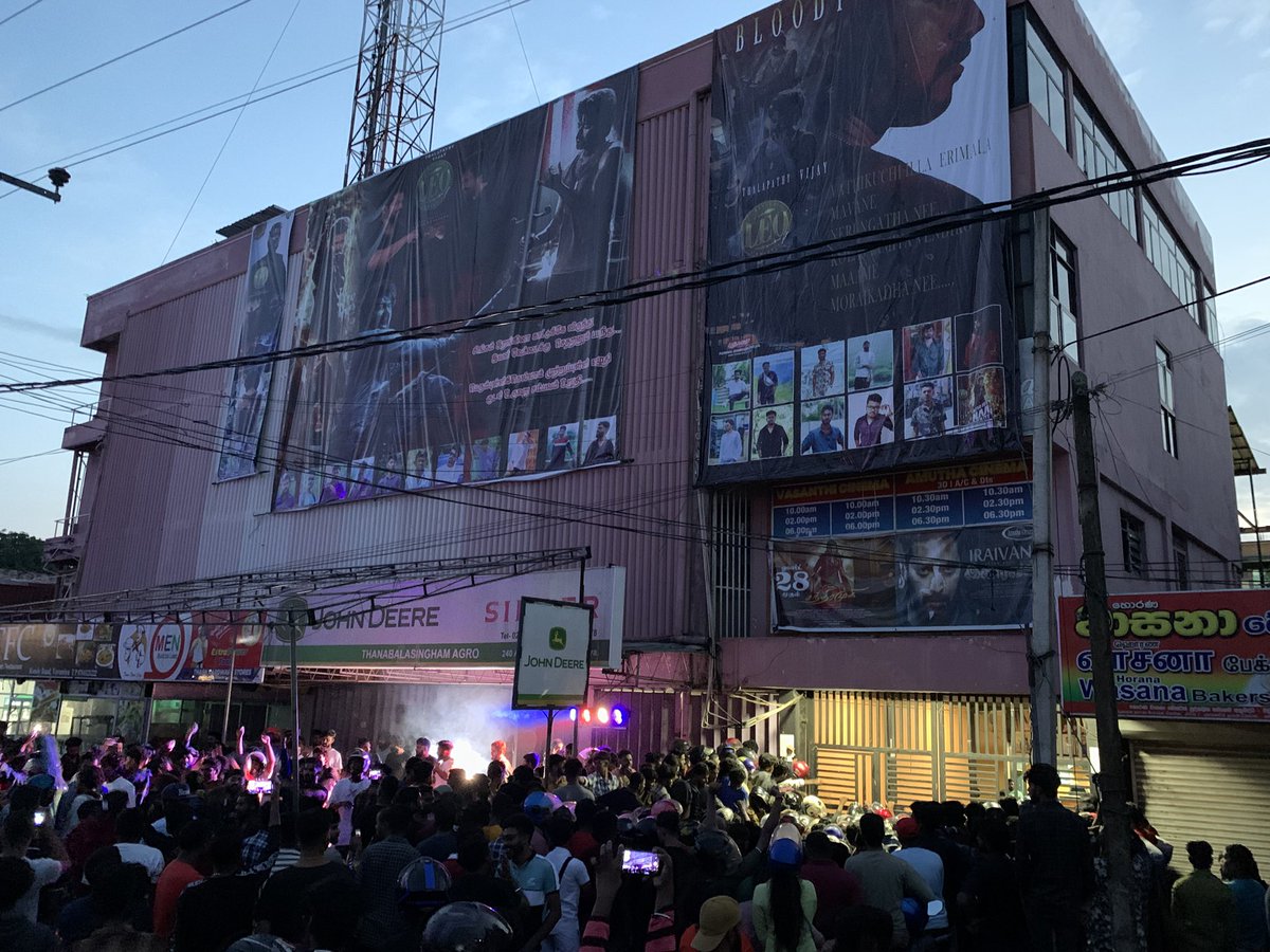 Jathees17's tweet photo. @rajakumaari @NikhilBharatan2 @7screenstudio FDFS at @VasanthyCinema 6AM show 🔥🔥
#Leo
#3YearsOfLeo
#3YearsOfHgotyLeo
#JanaNayagan https://t.co/iUQu8KCfld
