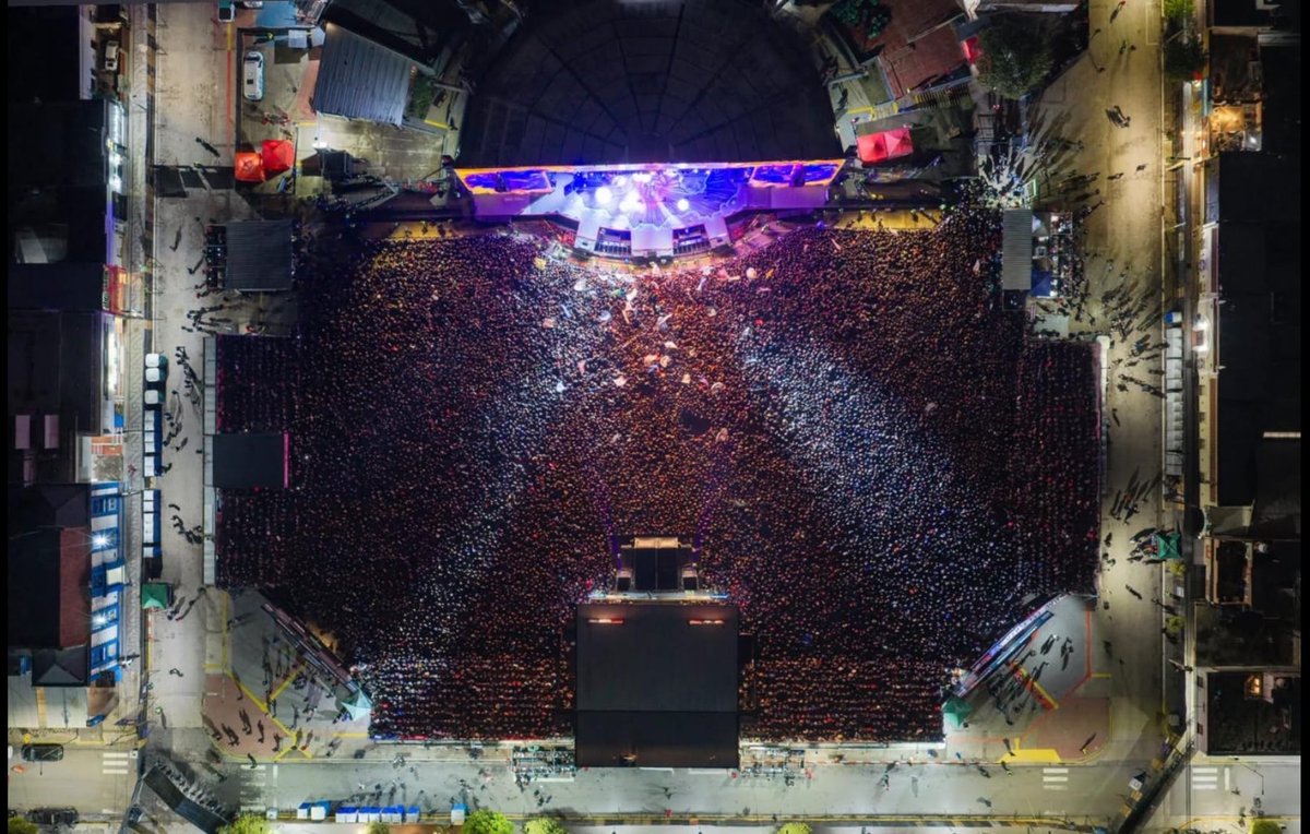 Talazo2's tweet photo. Que pedazo de banda… @larenga gracias por darle sentido a mi vida! https://t.co/RCdN654lkC