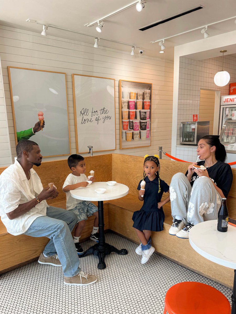 wavecheckers's tweet photo. Usher with his wife &amp; the kids ❤️ https://t.co/DK9CgJTRA3