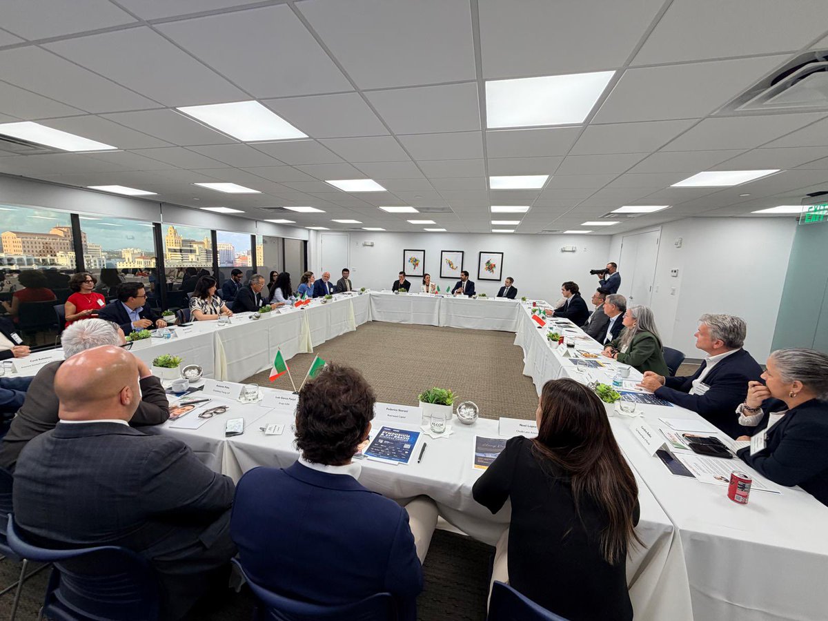 robertolazzeri's tweet photo. Sostuve un diálogo con representantes del sector empresarial en Miami convocados por @ASCOA, en el que compartí las prioridades de México para fortalecer nuestra relación económica con Estados Unidos.

El T-MEC es una plataforma fundamental, pero nuestra relación va mucho más allá del tratado. Conversamos sobre cómo aprovechar su revisión para dar mayor certidumbre a la inversión, fortalecer las cadenas productivas y avanzar en sectores estratégicos como tecnología y energía.

Les transmití que México está listo para atraer nuevas inversiones.