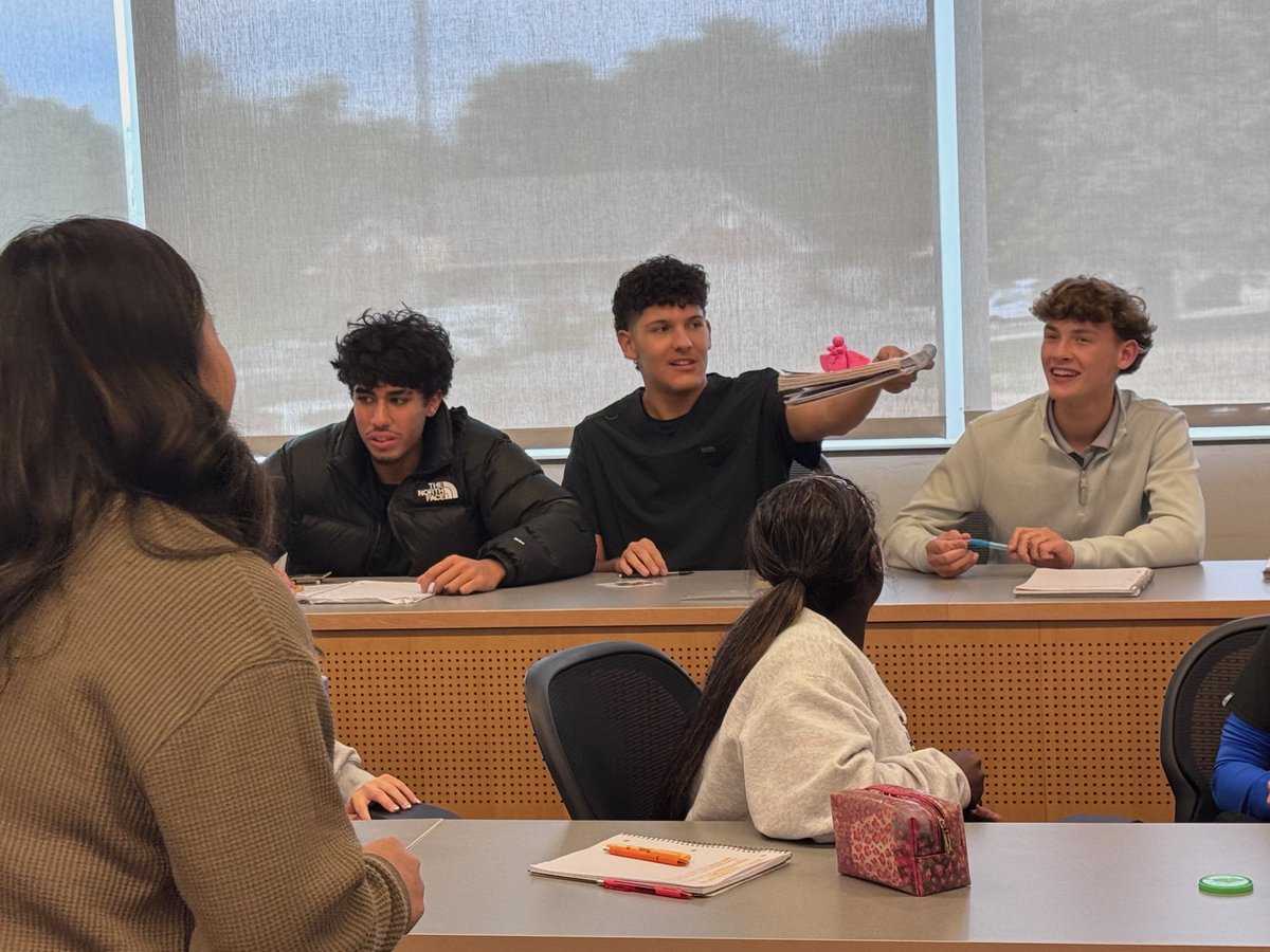 bvcaps's tweet photo. 🏥🩺CAPS Sports Med. students learned about the rewarding field of occupational therapy from Dr. Ana Hancock of @RockhurstU OT! 💙Students explored OT careers, practice settings, patient-centered care, &amp; rehabilitation thru engaging activities.✨Thanks to Dr. Hancock! #BVTogether https://t.co/FMmlwXaA8R