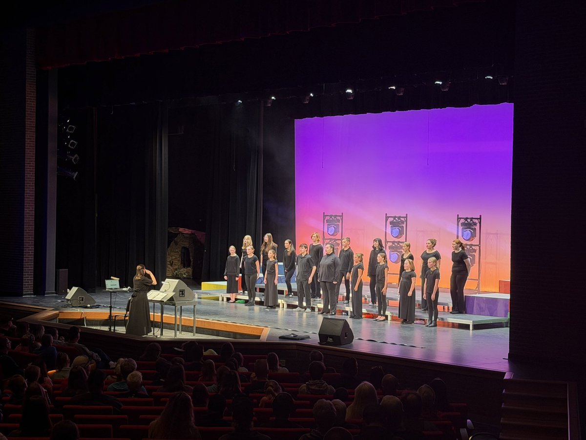SDCS_SUPER's tweet photo. A great show tonight - Concert Choir, and all three show choirs! https://t.co/906tG2kq5n