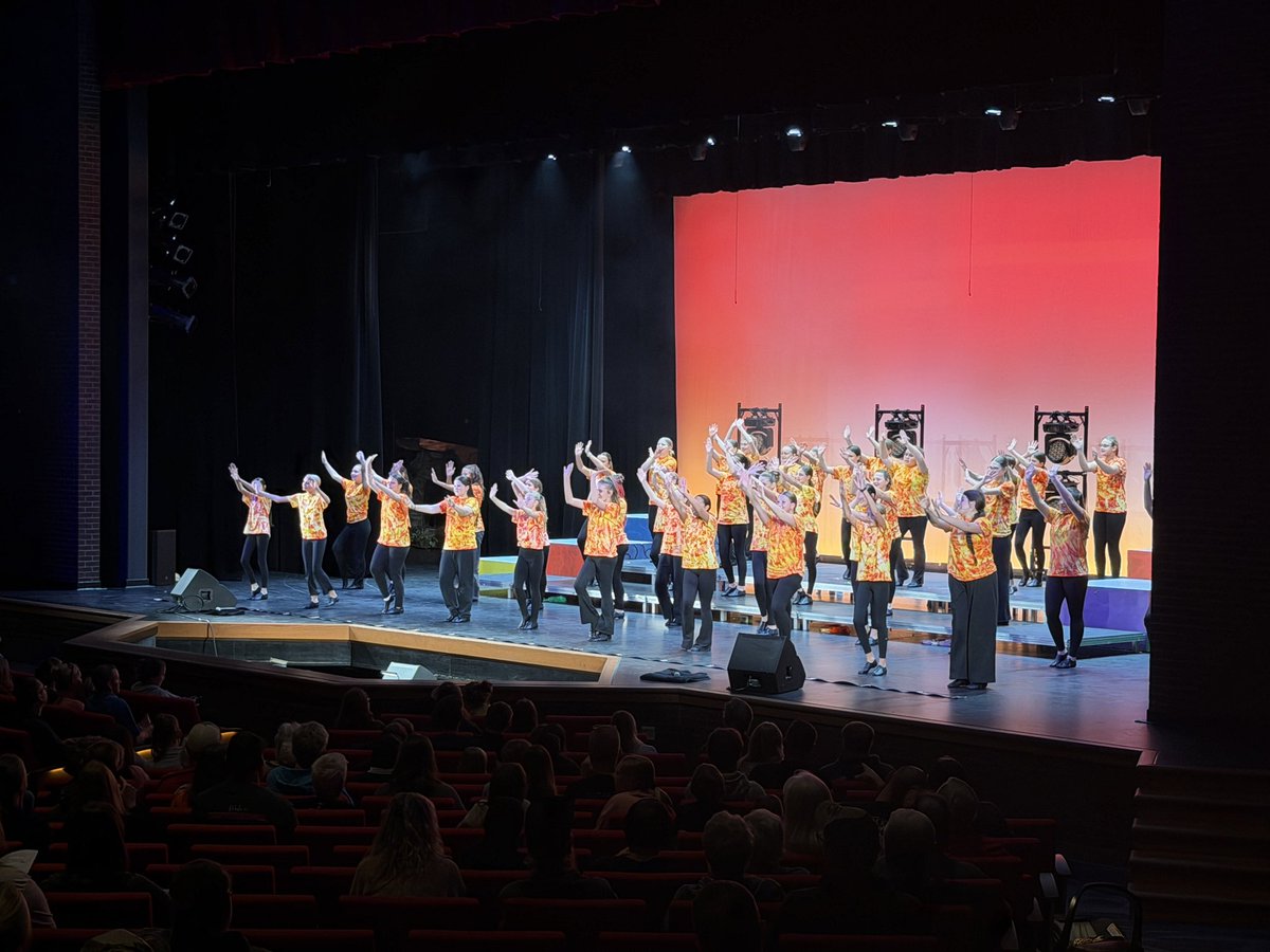 SDCS_SUPER's tweet photo. A great show tonight - Concert Choir, and all three show choirs! https://t.co/906tG2kq5n