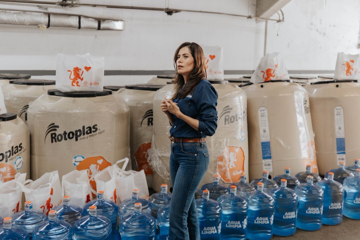 VeroDelgadilloG's tweet photo. Durante los últimos 6 meses hemos apoyado a más de 27 mil hogares tapatíos con nuestro programa de gestión integral del agua, que incluye la entrega de tinacos, filtros y pastillas de cloro. https://t.co/uFggN6y8nq
