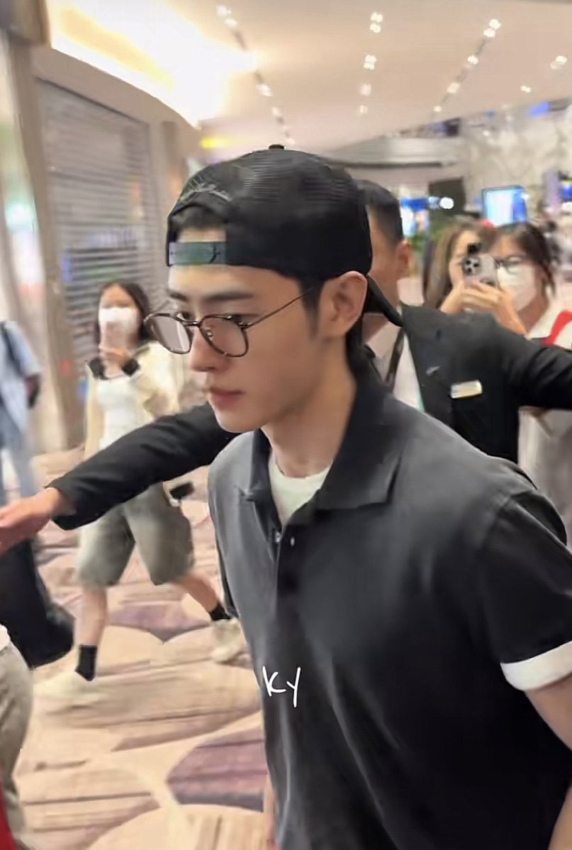 irhmk_'s tweet photo. those few weeks he was really into the backward hat+glasses look... big crush https://t.co/zpGhK6kzuA