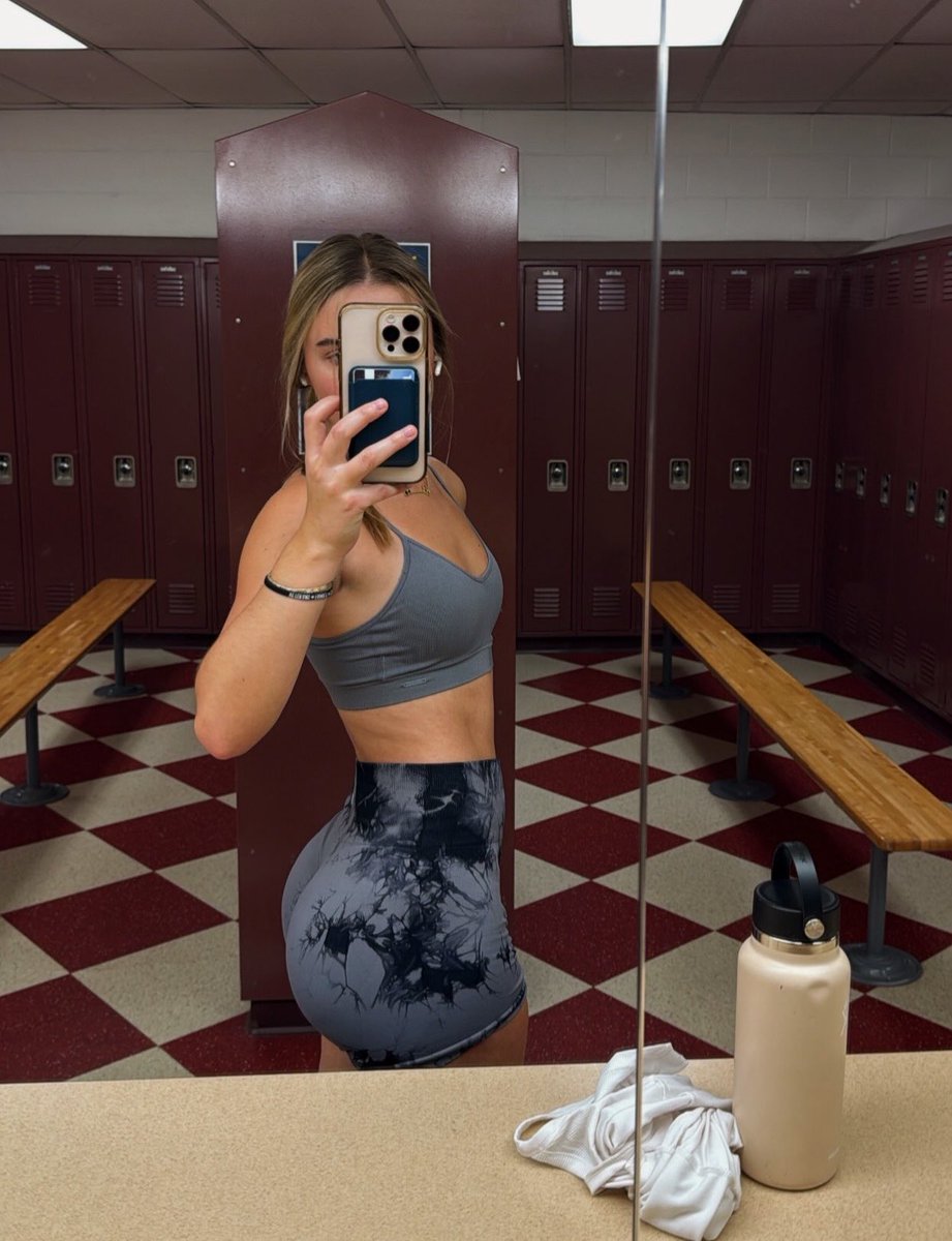 depressedfinsub's tweet photo. Do all gym girls make you melt, or just the bratty ones? https://t.co/Fr6pSRoren