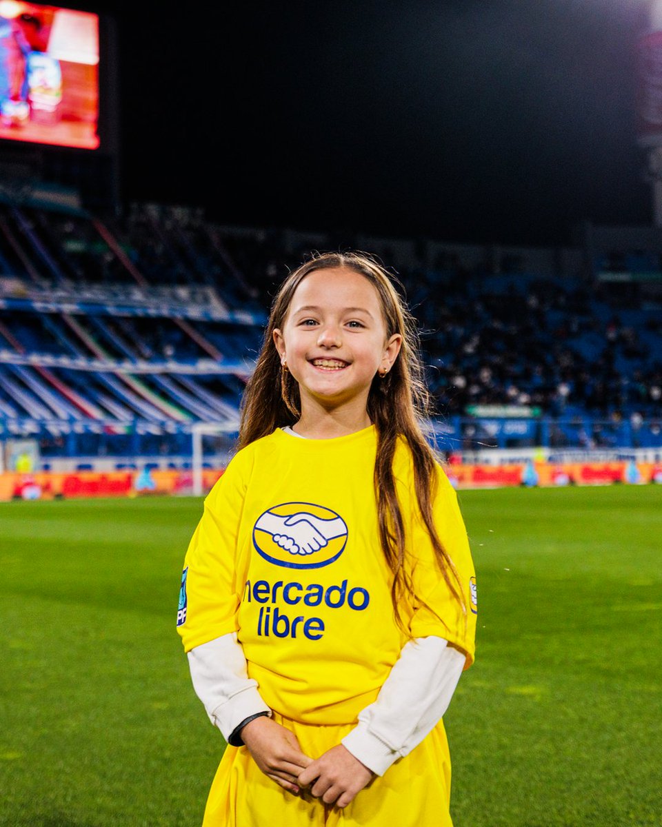 VelezRRPP's tweet photo. ¡Una experiencia inolvidable! 💙
El sábado pasado, 22 chicos y chicas menores de 12 años vivieron un momento soñado en el José #Amalfitani: ingresaron a la cancha junto al plantel profesional y conocieron la sala de prensa.
¡Dale #Vélez, siempre! https://t.co/bwijhTLFqO