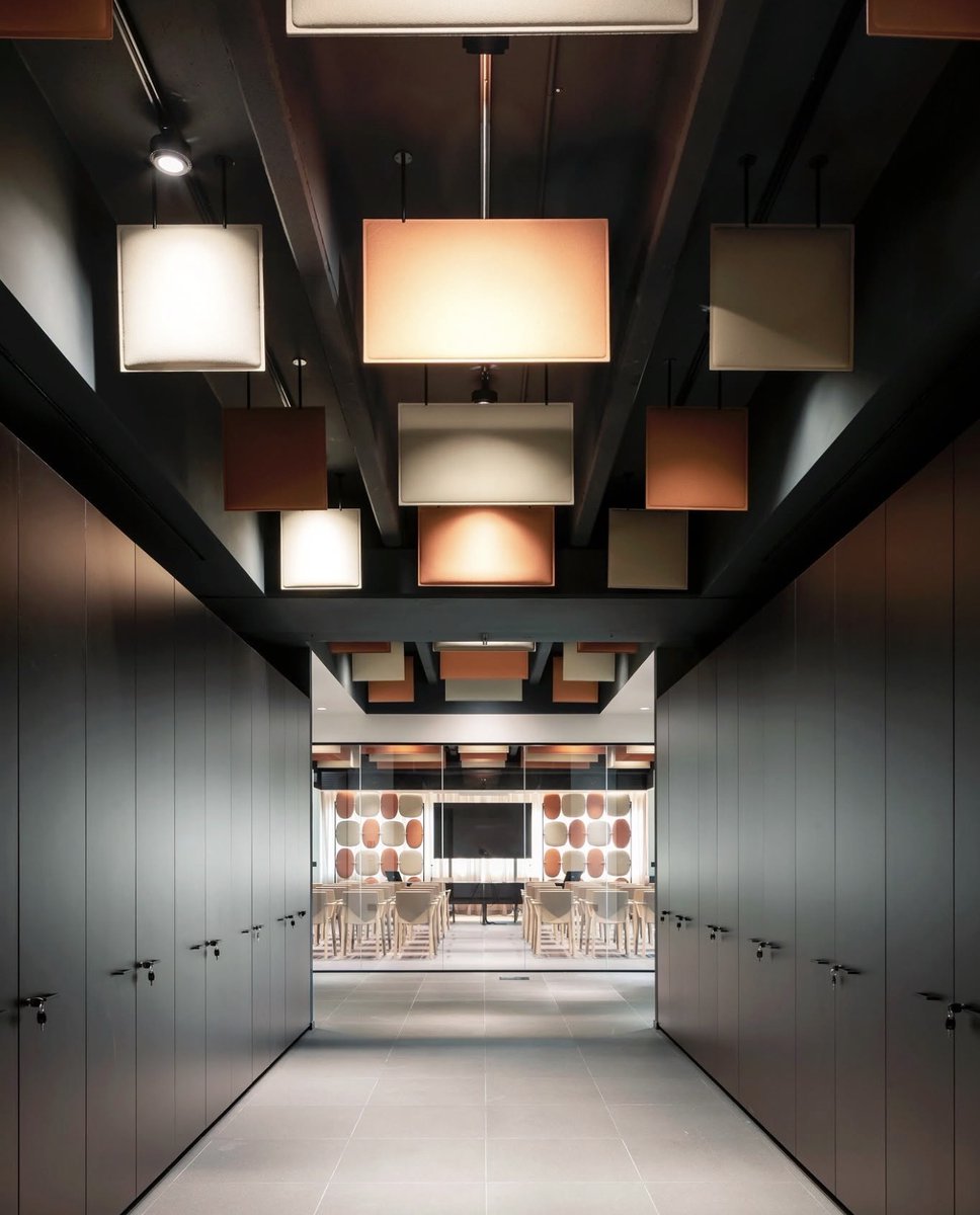 snowsoundusa's tweet photo. Enjoy the snapshots from this contemporary professional environment, where acoustic comfort and visual identity work together in perfect harmony!

#snowsound #acousticdesign #workplacedesign #interiordesign | Photography: Luca Girardini https://t.co/AgENULffHx