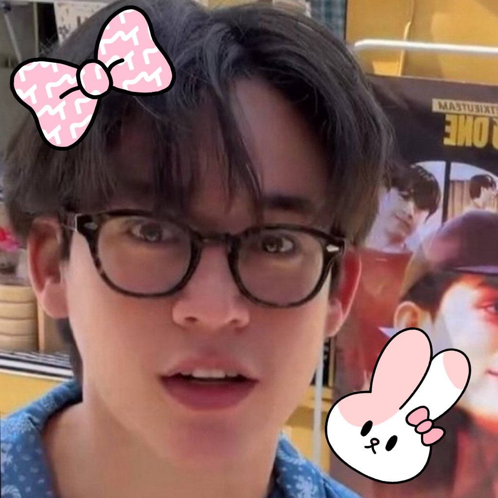 HayNxy486261's tweet photo. ชั้นยังวอแวกะกวินแว่นหนาและเสื้อมิคกี้ของฮีอยู่เลย น่ารักจังคับ น่ารักมากอะไอ่เด็กฟันกาตุ่ย อยากบี้แก้มมัน🤏🏻🤏🏻🎀🎀🌟🌟✨✨✨✨💞💞 https://t.co/21eOi3Bvgs