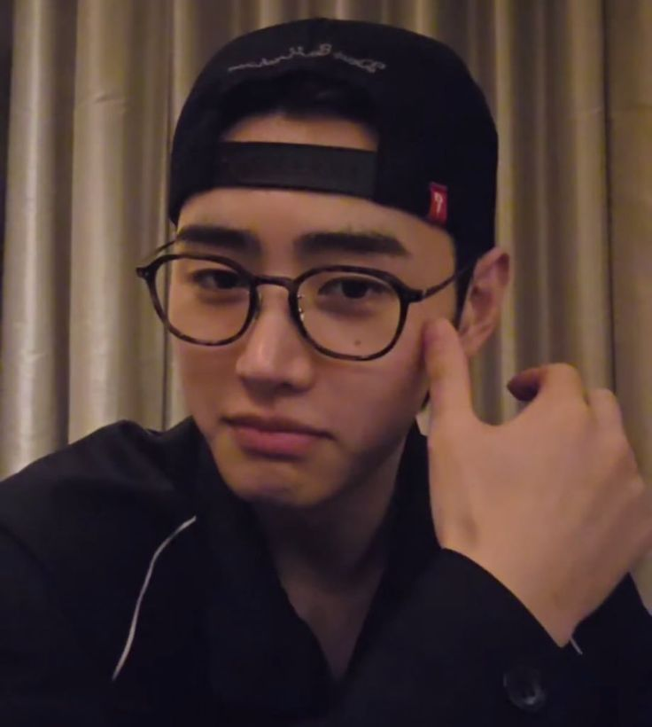 irhmk_'s tweet photo. those few weeks he was really into the backward hat+glasses look... big crush https://t.co/zpGhK6kzuA