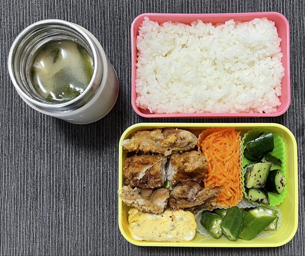 nike_nkx's tweet photo. ああ火曜のお弁当　鶏唐揚げ藻塩を添えて、卵焼き、にんじんラペ、きゅうりゆかり和え、オクラカレーコンソメ
お味噌汁はとうふとえのきとわかめ

昨日髪を切りに行き、美容師さんと「季節の変わり目で体調崩しがちで困る」「体力必須」と言い合う展開になり、筋トレと減量と断酒を誓う会ができました https://t.co/tMdQqhJHMo