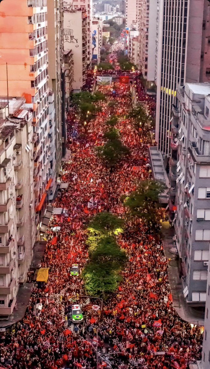 grrgorie's tweet photo. Simplesmente o maior ato político da HISTÓRIA da capital gaúcha! Porto Alegre parou em uma segunda-feira pra caminhar com Lula https://t.co/MLecEREj0Z