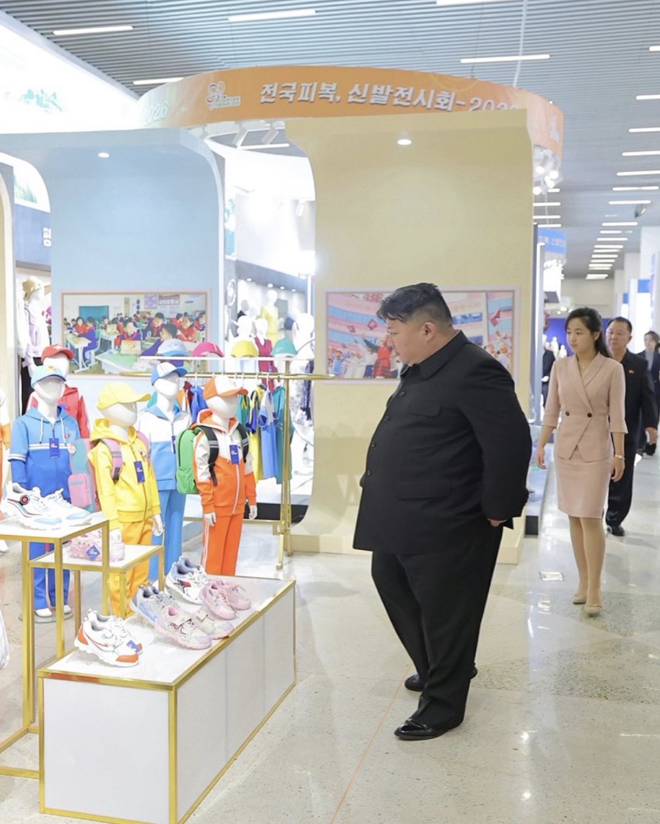 cuichenghao's tweet photo. 10月19日，金正恩视察轻工纺织博览会，体态轻盈，步伐稳健，一举粉碎有关在北京医院脑出血暴毙的传言。 https://t.co/fWRmO3Nl5p