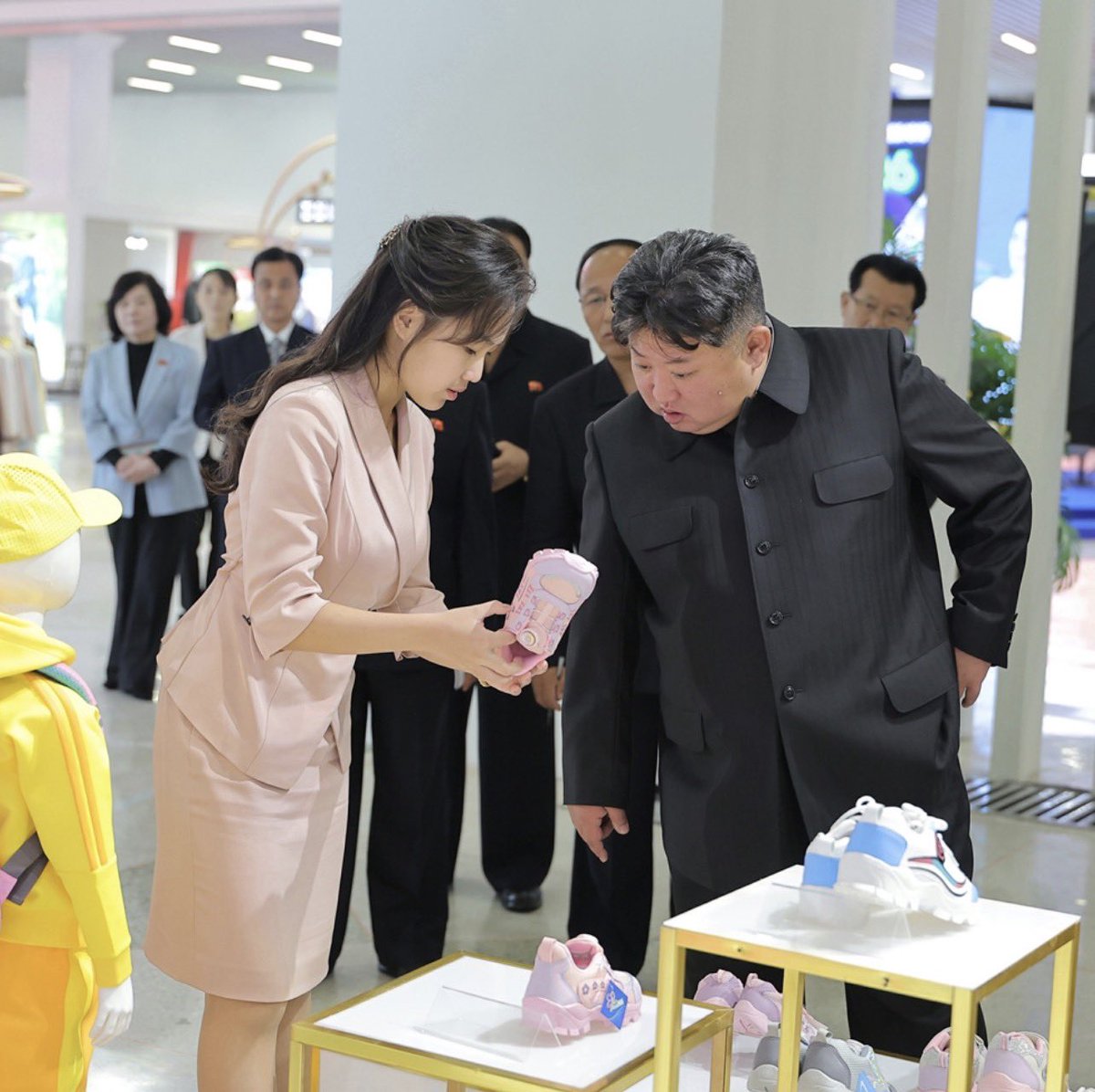 cuichenghao's tweet photo. 10月19日，金正恩视察轻工纺织博览会，体态轻盈，步伐稳健，一举粉碎有关在北京医院脑出血暴毙的传言。 https://t.co/fWRmO3Nl5p