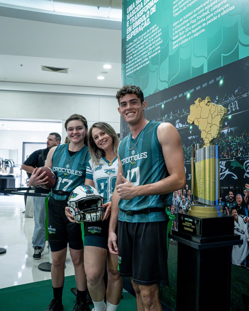 Coritiba's tweet photo. Um fim de semana que mostrou a força do futebol americano dentro e fora de campo. 🏈🐊

O Coritiba Crocodiles reuniu a comunidade para a exibição de Depois do Impacto: A História do Coritiba Crocodiles, documentário que retrata a reconstrução da equipe após o acidente de ônibus de 2024.

A produção acompanha o luto, a união dos jogadores e das famílias e a força necessária para voltar a campo, mantendo viva a memória dos três atletas sob o lema: Por Eles, Pra Eles.

No mesmo espaço, uma ativação da NFL aproximou ainda mais o público da modalidade e celebrou a paixão pelo futebol americano.

Mais do que um esporte, uma história de família, memória e superação. 💚

📸 Mateus Suzin | Coritiba