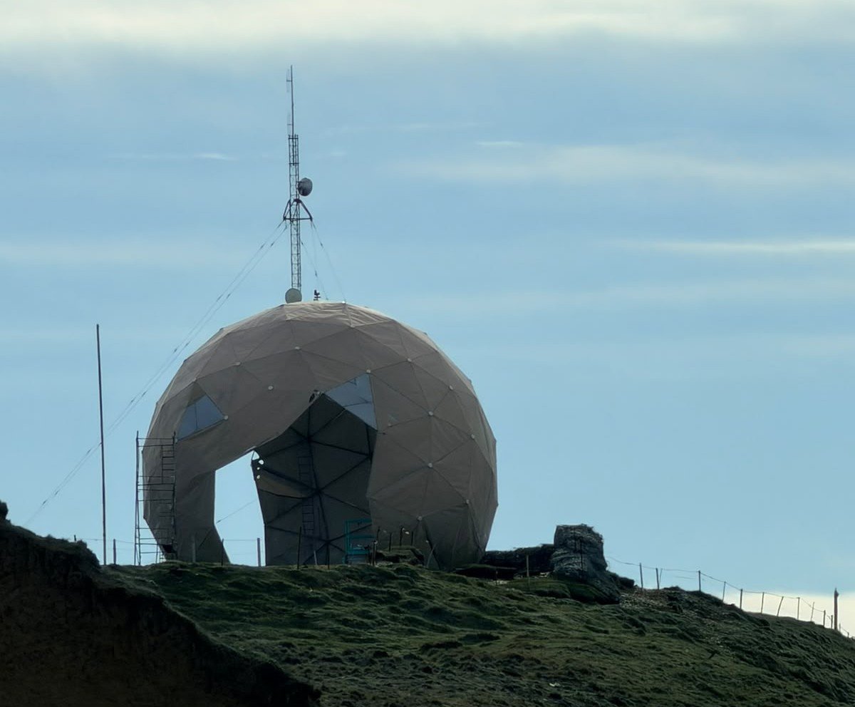 TobiasPrez2's tweet photo. Se desmonta el Radar de Rio Grande en el que operaba un RPA-170M, será reemplazado por un Radar de Largo Alcance RPA-240T, que será instalado entre Octubre u Noviembre, aumentando el control del espacio el aéreo del Atlántico Sur de la Fuerza Aérea Argentina 🇦🇷👀📡

Los vemos 😚 https://t.co/JEMhZOJB7c