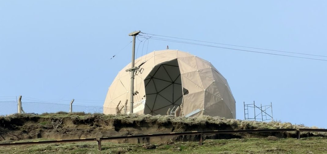 TobiasPrez2's tweet photo. Se desmonta el Radar de Rio Grande en el que operaba un RPA-170M, será reemplazado por un Radar de Largo Alcance RPA-240T, que será instalado entre Octubre u Noviembre, aumentando el control del espacio el aéreo del Atlántico Sur de la Fuerza Aérea Argentina 🇦🇷👀📡

Los vemos 😚 https://t.co/JEMhZOJB7c