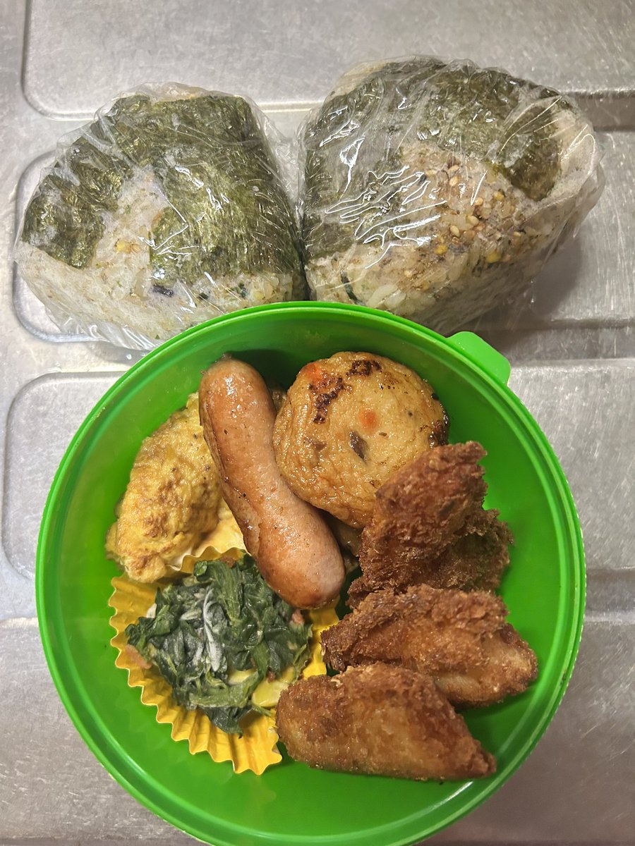 atetama369's tweet photo. おはようございます🌤️
曇りがちな朝〜なんか湿気が多くて蒸し蒸ししています。
気温も天気の割には上がって29℃前後。
今日はお仕事お休みで実家へ。買い物行くかな？
旦那氏はお仕事かも〜弁当いるかも〜と、あやふやな感じで、とりあえず弁当作ってというので作りました。
そういうお弁当は〜
ほうれん草の胡麻和え(冷食)、卵焼き(巻かずに折ったw)、野菜入りさつま揚げ、ウインナー、チキンカツ(揚げるだけ)
おにぎりは🍙、旅の友のふりかけを混ぜ込んでにぎりました。

今日は夕方反省会ラジオだけどリアルは無理なので(多分)、帰ってからゆっくり聞く事にしましょうかね。

#OnigiriAction