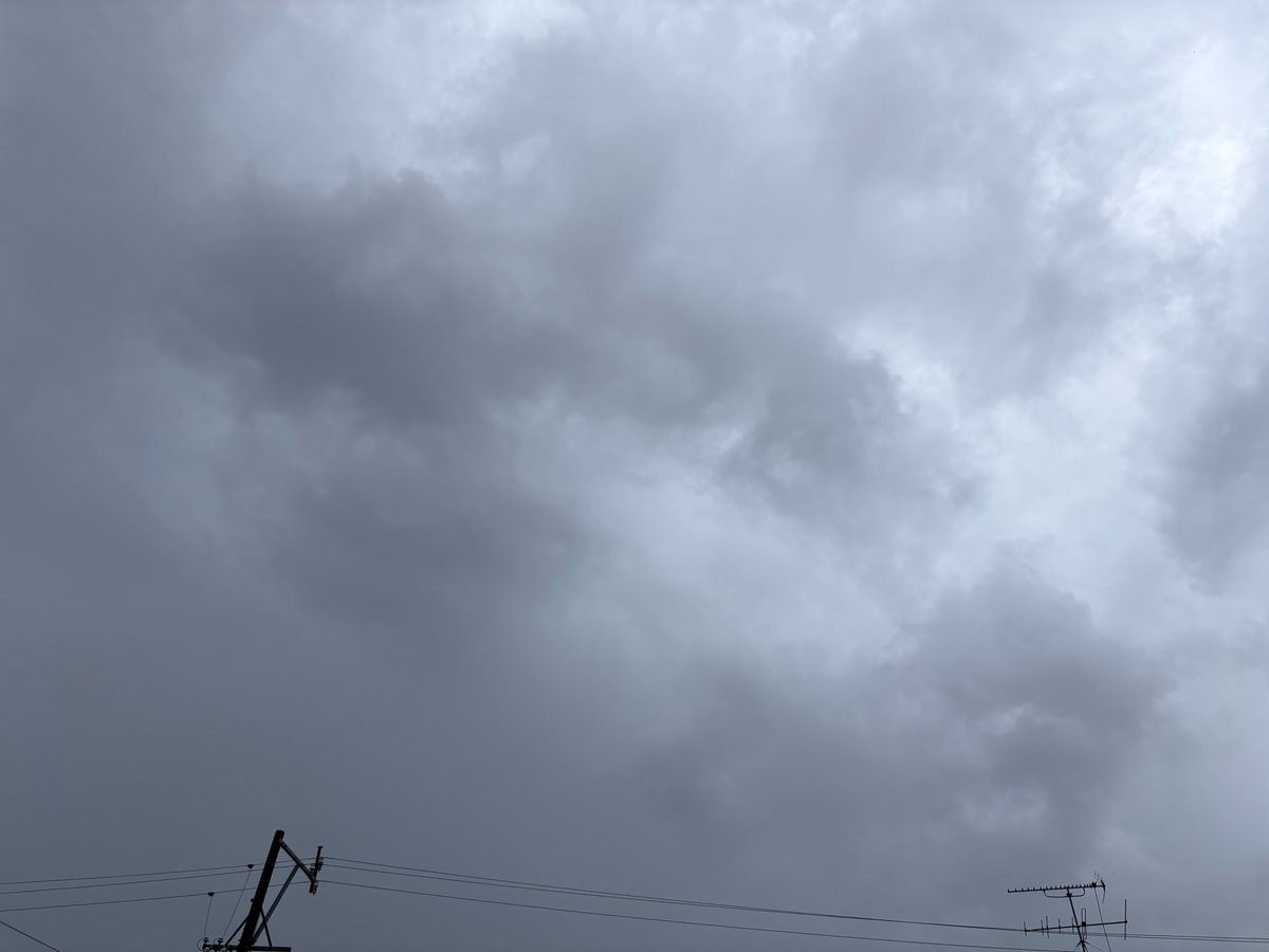 junok777's tweet photo. おはようございます
外は土砂降り。雷もなってる。
休みの日に雨…洗濯もできないし、何しようか…
#イマソラ https://t.co/w7noAD52WD