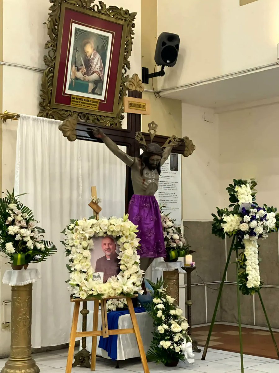 AlertaMundoNews's tweet photo. 🇪🇨 Se celebró una misa memorial en Guayaquil, Ecuador, en honor al sacerdote Patricio Sánchez, quien falleció tras el impacto de un crucifijo de madera durante una misa en la iglesia Nuestra Señora del Perpetuo Socorro. https://t.co/aI4trHoUa9